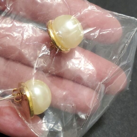 *Sale* Avon gold tone baroque faux pearl earrings - Picture 7 of 7